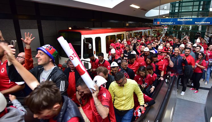 Albanische Fans an der Haltestelle »Westfalenhalle«.jpg
