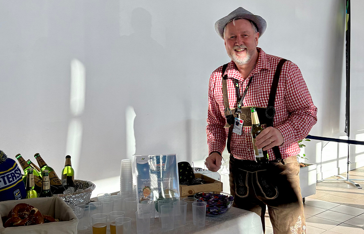 Mats Andersson fixade afterski-stämning på flygplatsen innan avfärd_Jönköping Airport.png