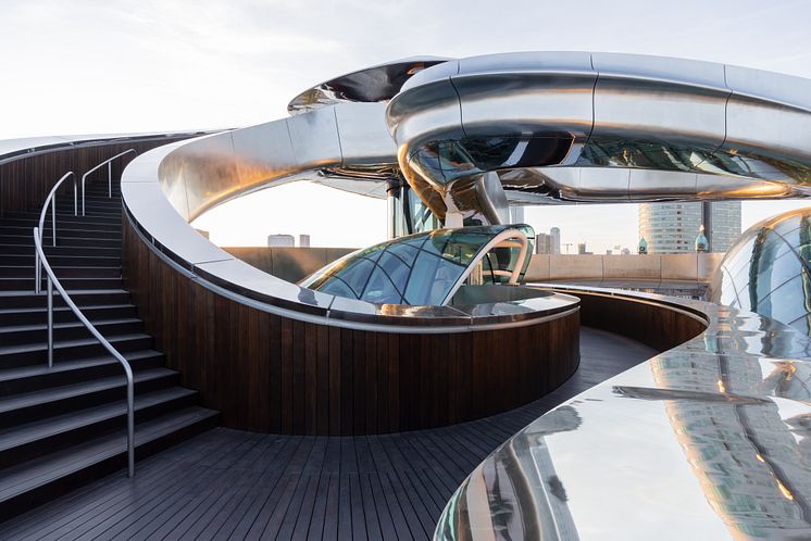Kebony-Holztreppe im FENIX Museum: Nachhaltige Architektur, doppelte Helix, Design von MAD Architects in Rotterdam.