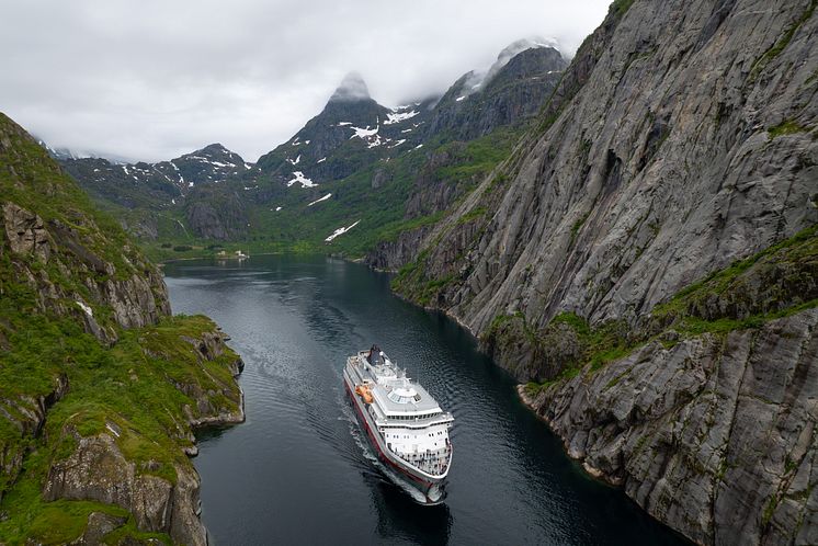 2024.06.13 - Otto Sverdrup, Trollfjorden, drone - 01 - Espen Mills - Hurtigruten.jpg