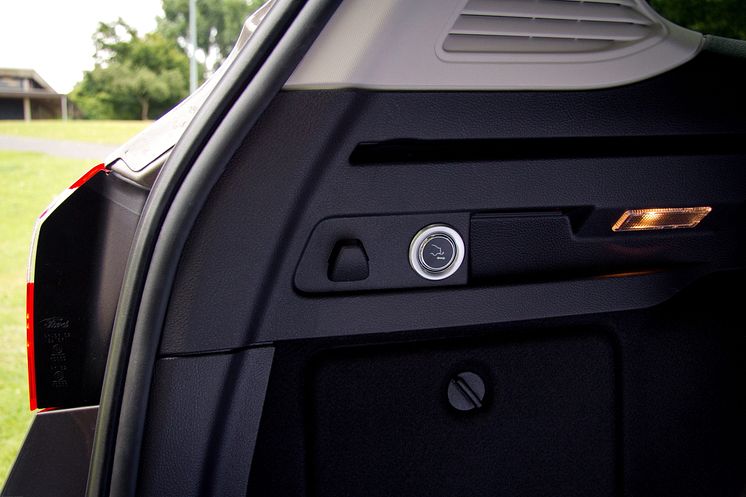 Elektrisk innfellbart tilhengerfeste betjenes med en knapp i bagasjerommet på bilen