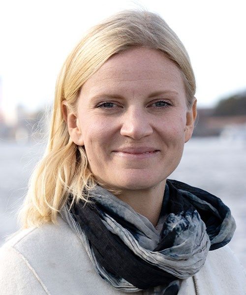 portratt-staende-jenny-kontakt.jpg