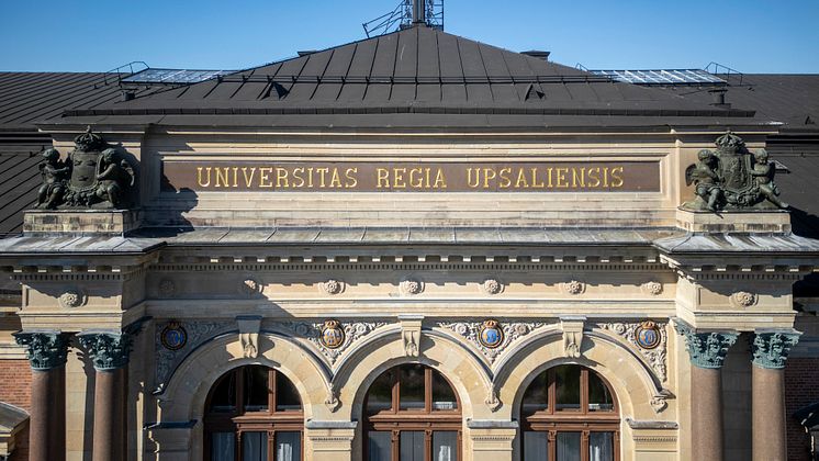 Inskriptionen på universitetshusets attika