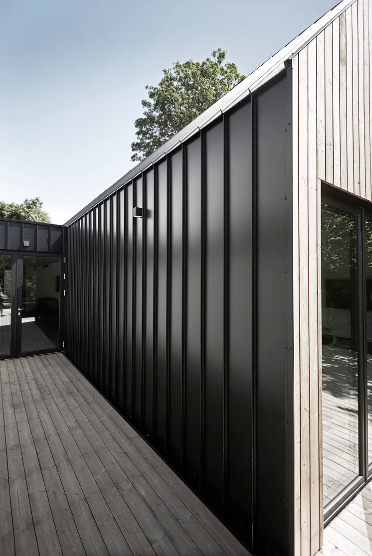 Tak- och fasadprofilen Plannja Trend i matt svart (PL01)- tillverkas nu av återvunnet stål