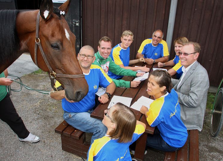 Svenska simlandslaget i Paralympics laddade upp på Solvalla