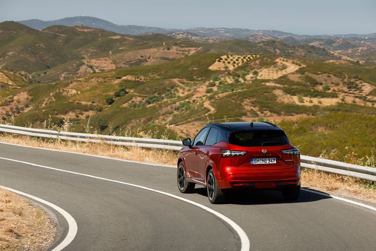 3. New refreshed Qashqai 2024 in fuji sunset color driving on the road in Faro, Portugal.jpg