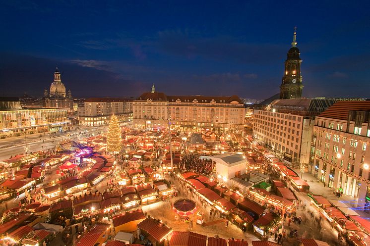 Dresden_Striezelmarkt_auf_dem_Altmarkt,_Weihnachtsmarkt.jpg
