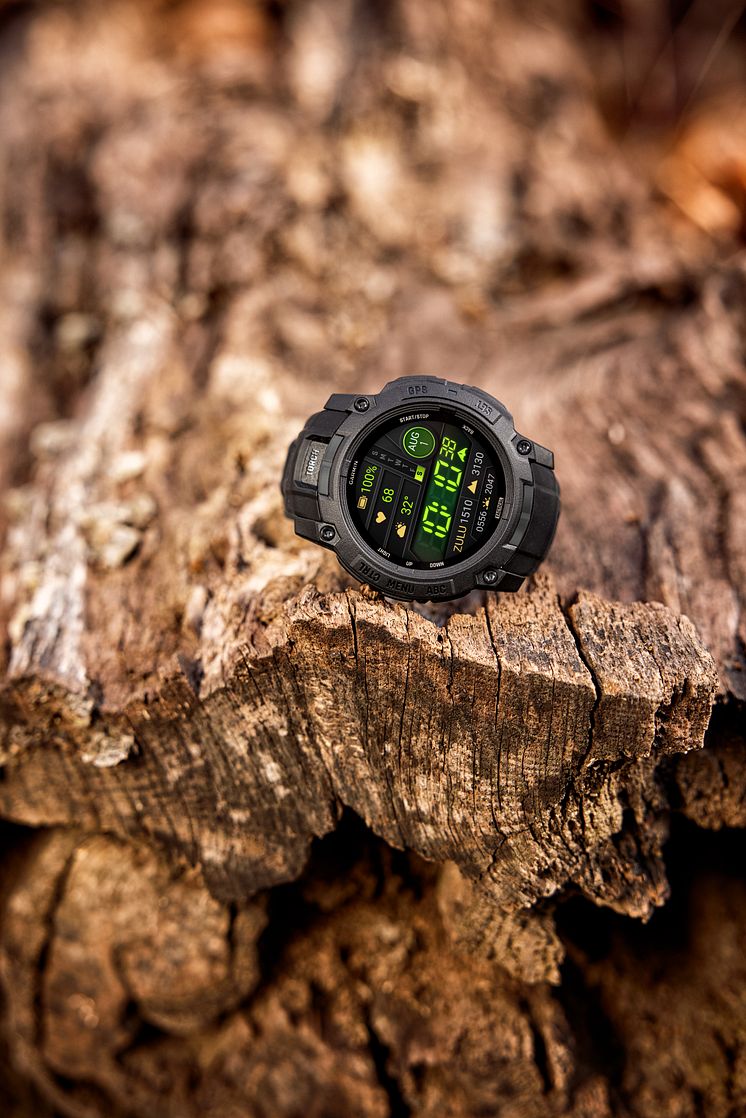 Garmin Instinct 3 Tactical_Lifestyle_3.jpg
