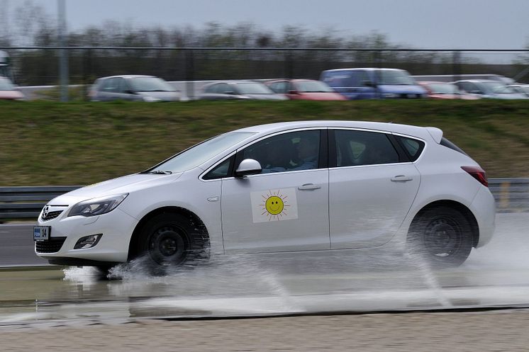 Under bremseprøverne på simuleret snedækket vej kom bilen med sommerdæk til kort over for den identiske bil med vinterdæk.