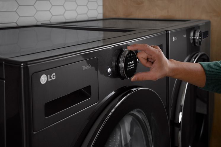 WM6700HBA DLEX6700B DLGX6701B_2023_Lifestyle Image_Laundry_Laundry Room_Close-Up_Washer_LCD Display_Normal_Talent.jpg