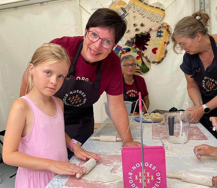 Anne Irene Myhr med Mathilde, på standen til Sør-Trøndelag Bygdekvinnelag på Trøndersk matfestival. 