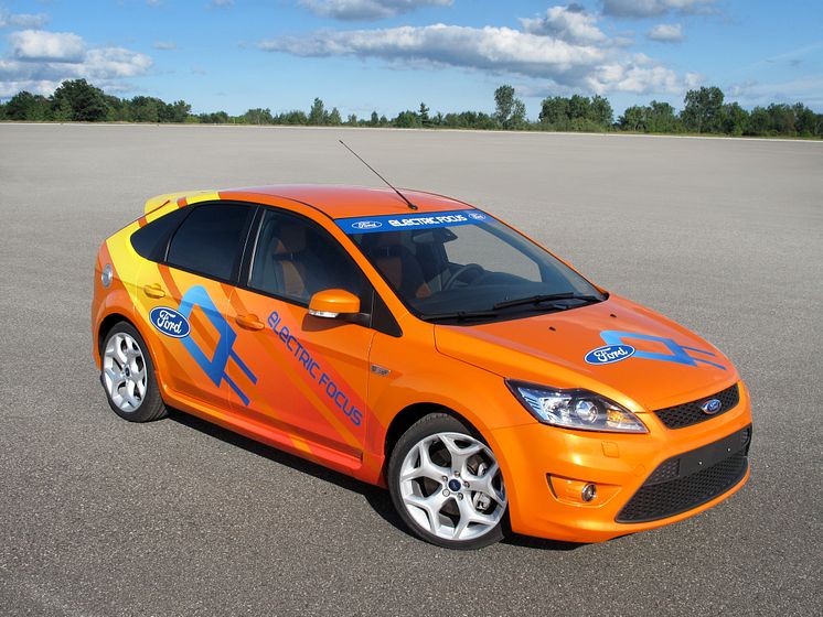 Ford Focus ST BEV lackerad i färgen "electric orange" - bild 1
