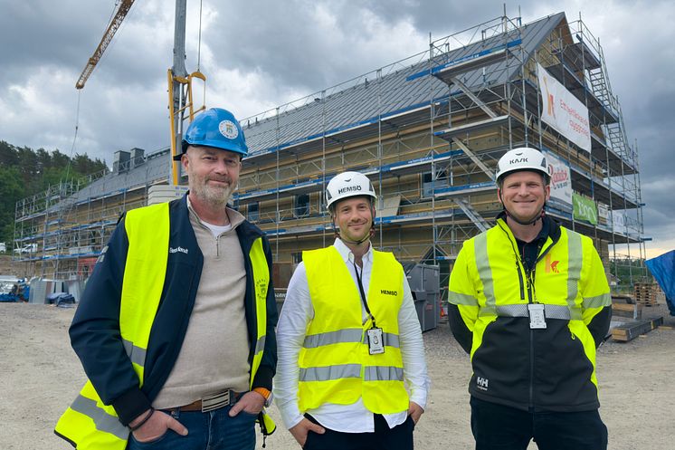 Roger Ekeroos Tobias Lagerwall Simon Hagman framför Forshälla Strands förskola.jpg