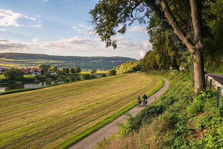 Radfahrer am Weser-Radweg (c) TMN_Markus Tiemann.jpg