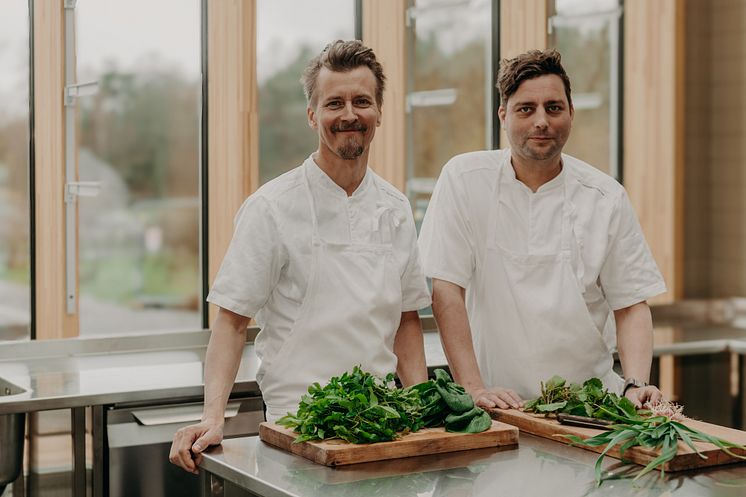 Paul Svensson, gastronomisk ledare och Jonas Bolling mat och dryckesansvarig Rosendals Trädgård i nya köket med utsikt till köksträdgården foto Malin Mörner.jpg
