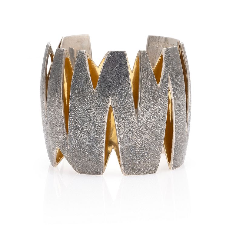 Jytte Kløve- "Dronningen" armring af delvist forgyldt og oxideret sterlingsølv. Vurdering- 30.000-35.000 kr. .jpeg