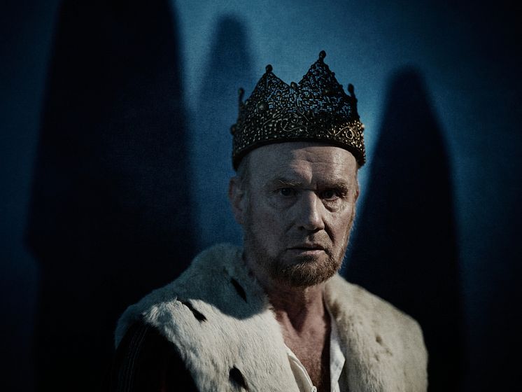 Fredrik Gunnarson i kungakrona och mantel