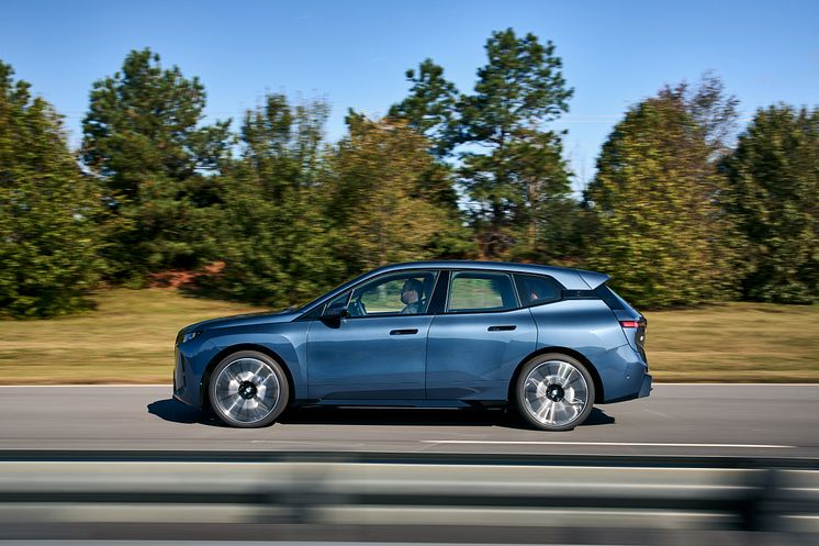 BMW iX xDrive60 i farven Arctic Race Blue