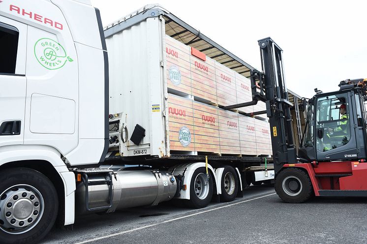 Ruukki_loading_the_first_FF_wall_elements_with_electric_truck (1).jpg