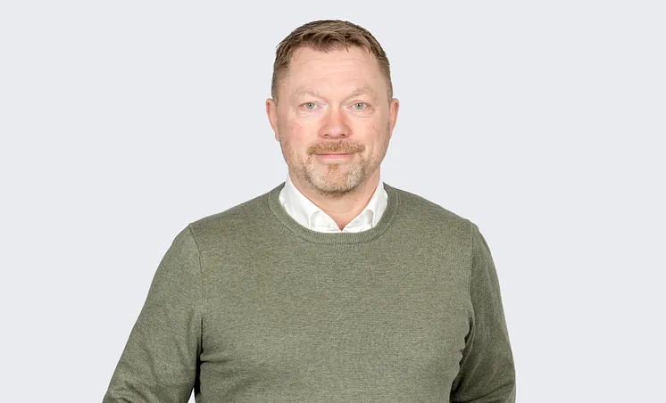 Bild på Rickard i grön tröja.