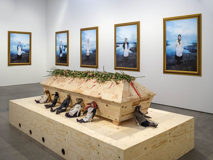 Markus Öhrn & Azdora, Requiem för Eva-Britt, 2024. Foto Bonniers Konsthall (Jean-Baptiste Béranger).jpg