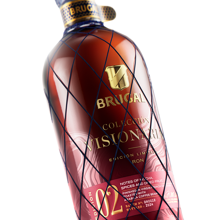 Brugal02_BottleCloseup_150424.png