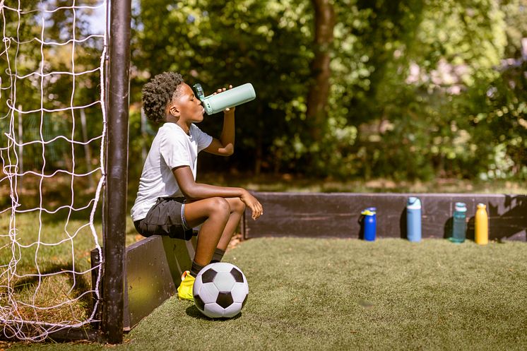 Bub trink aus Sportflasche
