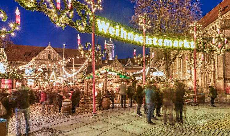 Braunschweig_Weihnachtsmarkt_in_der_Altstadt_am_Dom.JPG