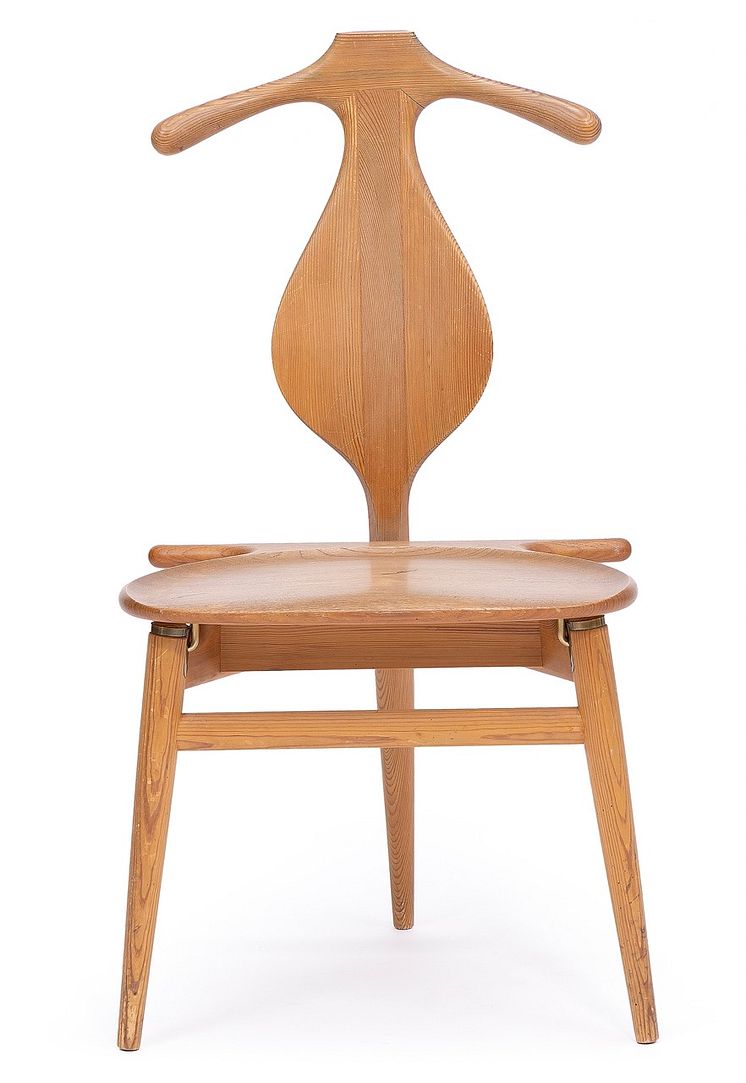 Hans J. Wegner- “Jakkens Hvile”:“Bøjlestolen”. Skulpturel stol med stel af massiv fyr, opklappeligt sæde af massiv teak. – stor.jpeg
