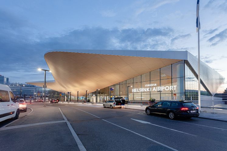 Helsinki Airport departures and arrivals building.jpeg