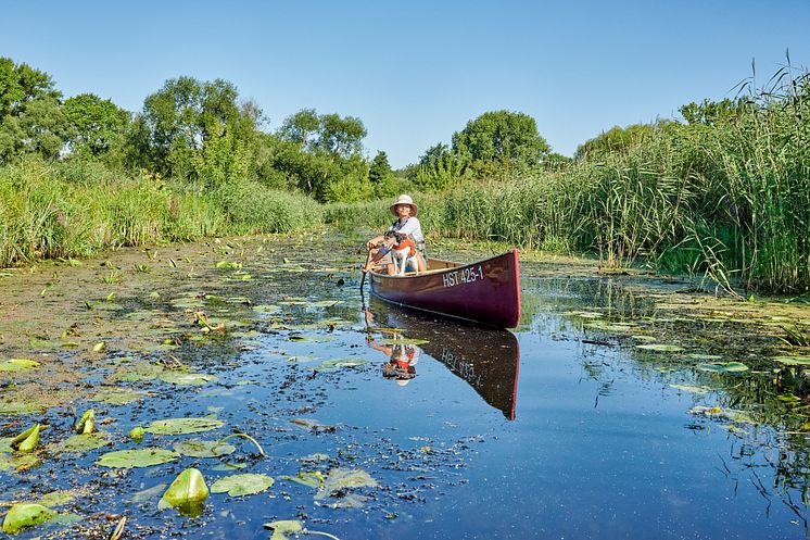 Mescherin_Frau_mit_Hund_beim_Kanufahren;an_der_Oder.jpg