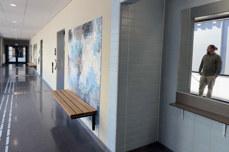 Mosaik av Eva Beierheimer i gången som leder till omklädningsrummen 2.jpg