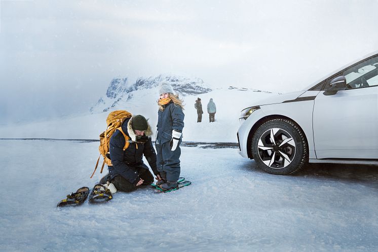 vc8_snowshoeing - main shot. people.jpg