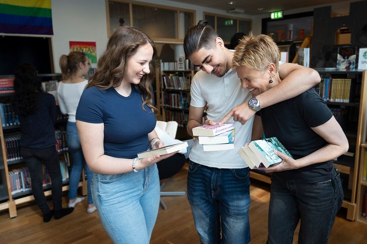 Elisabet Niskakari tillsammans med Elina Bejta 9a och Gelwar Hasan 9b_Foto Gustav Sigala Haggren.jpg