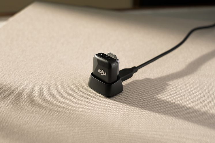 DJI Mic Mini Transmitter (Infinity Black)+DJI Mic Mini Transmitter Charging Dock- Dock Charging.jpg
