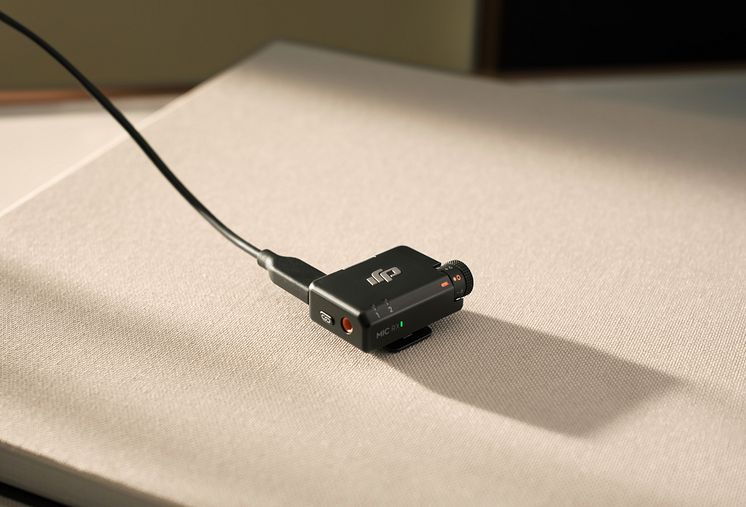 DJI Mic Mini Receiver Connecting with DJI Mic Mini USB-C Charging Cable.jpg