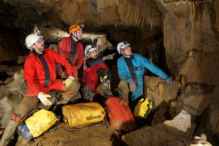 Gruppenbild mit Sensationsfund in der Riesenberg-Höhle.jpg