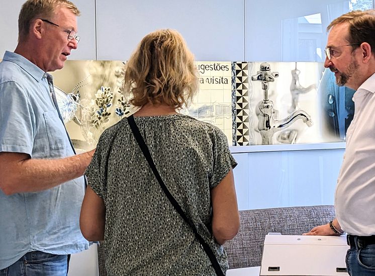 Ein Mann und eine Frau werden in einem professionellen Badstudio beraten.