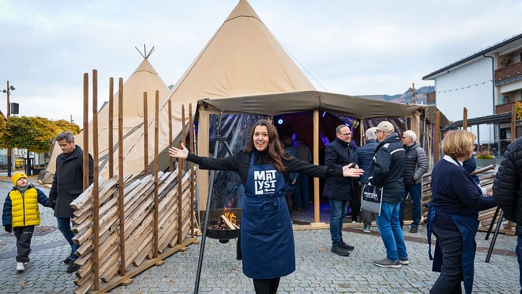 Festivalsjef Monica Olsen Østenheden ønsker velkommen til Matlyst - FOTO Ringsaker kommune.JPG
