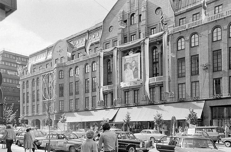Nordiska Kompaniets hyllning till kronprinsparet 19 juni 1976.