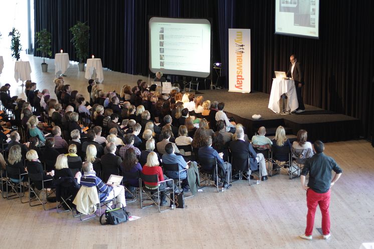 Adam Vincenzini med koncentrerad publik på Mynewsday Malmö
