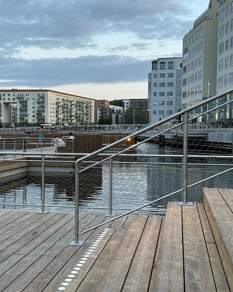 Den 14 juni 2025 öppnade Marieviksbadet, Stockholms första kajbad. Fox Belysning levererade 120 st HLS ledstångsbelysning.