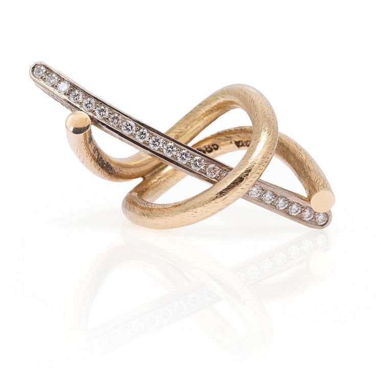 Jytte Kløve- "Oval with a line" ring af 14 kt. guld prydet med talrige brillantslebne diamanter på i alt ca. 0.45 ct. Vurdering- 20.000 kr..jpeg
