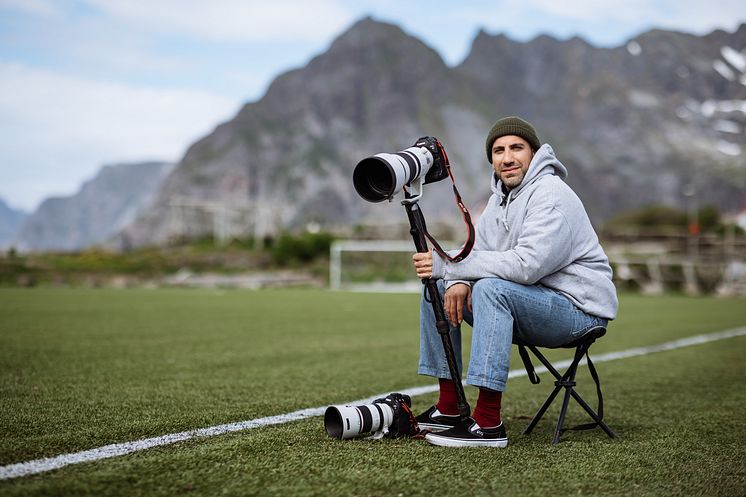 EOS R1_Lifestyle_Photgrapher_on_chair_Alexandros_Grymanis_629999.jpg