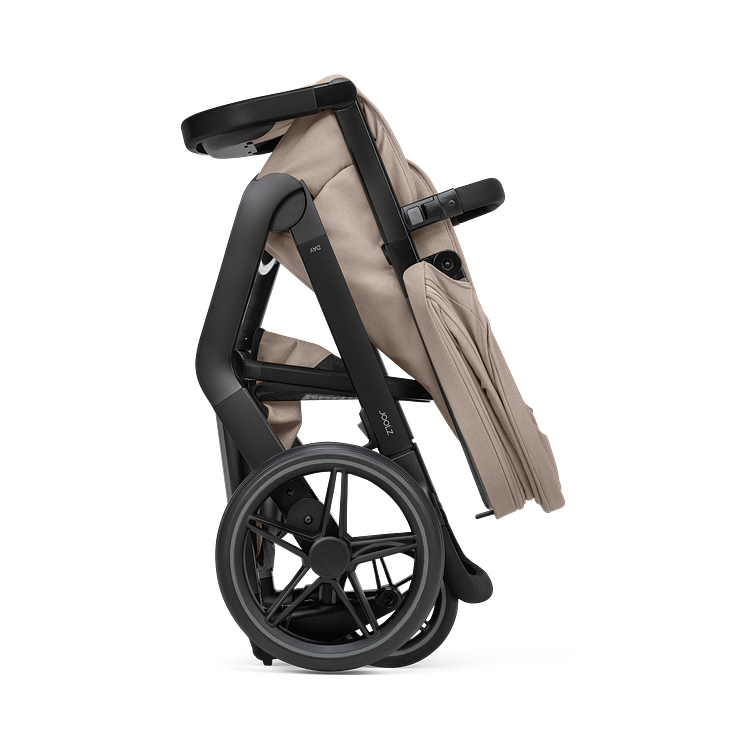 Joolz Day5 Seat_World facing_Folded_Sandy taupe_All black.png