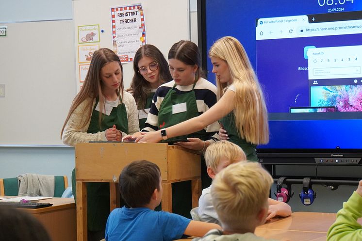 Studierende des Sachunterrichts kochen gemeinsam mit Schüler*innen der OBS Emstek beim Tag der Schulverpflegung 