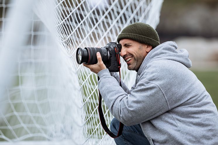 Canon_EOS R1_Lifestyle_HERO_male_photographer_football_goal_Alexandros_Grymanis_620566.jpg