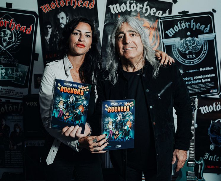 Mikkey Dee och Hanna Ingvarsson med Handbok för små rockers.