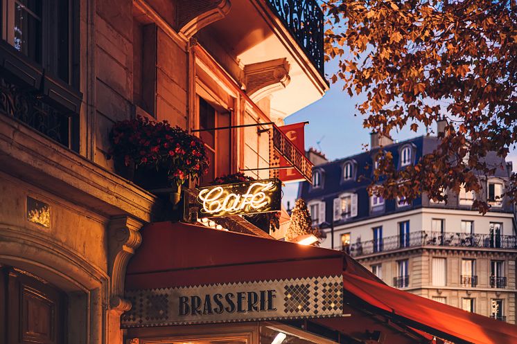 DEST_FRANCE_PARIS_CAFE_BRASSERIE_NIGHT_AUTUMN_GettyImages-1439560768 copy_Universal_Within usage period_99237.jpg