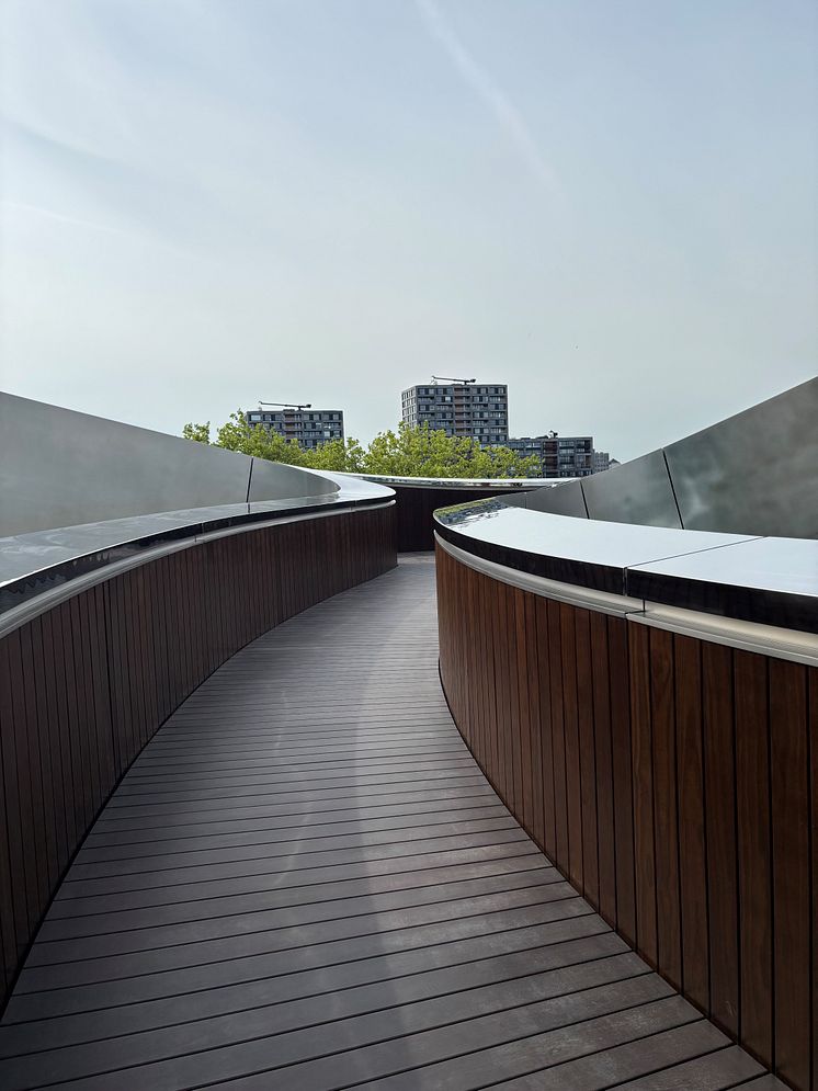 Kebony-Holztreppe im FENIX Museum: Nachhaltige Architektur, doppelte Helix, Design von MAD Architects in Rotterdam.